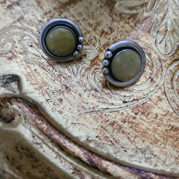 Vintage Earrings Sterling  Olive Green Stone Set In Silver Scandanavian Pierced - Picture 6 of 8